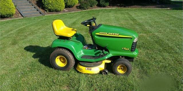 John Deere LT166 Lawn Tractor