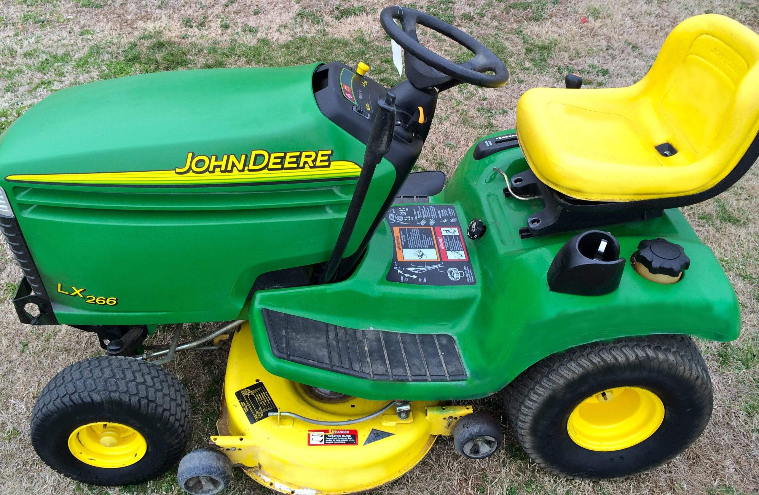 John Deere LX266 Lawn Tractor